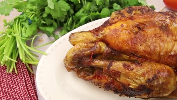 Vista Vicino Del Delizioso Pollo Intero Alla Griglia Sul Piatto — Video Stock