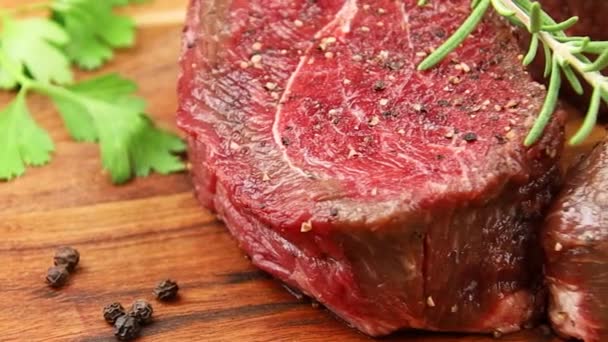 Bistecca Cruda Sul Tavolo Legno — Video Stock