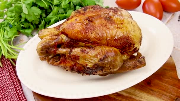 Близкий Вид Вкусный Жареный Цыпленок Белой Тарелке — стоковое видео