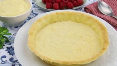 Lezzetli bir ahududu turtası, masada malzemeler. 