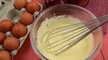 Pişirme. Lezzetli yemek malzemeleri. Yemek hazırlığı. Yemek, yumurta ve çırpma malzemeleri.