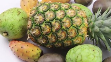 Taze ananas ve beyaz arka planda meyveler