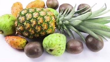 Taze ananas ve beyaz arka planda meyveler
