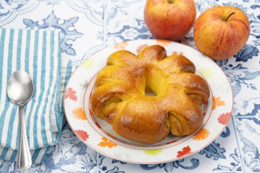 Tarçınlı elmalı turta.