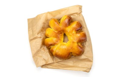 Beyaz arka planda izole edilmiş kağıt üzerinde taze pişmiş hamur işi