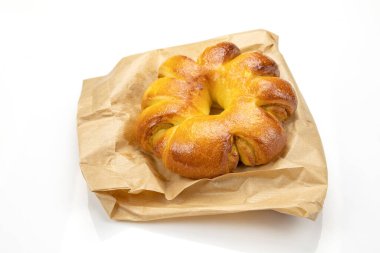 Beyaz arka planda izole edilmiş kağıt üzerinde taze pişmiş hamur işi