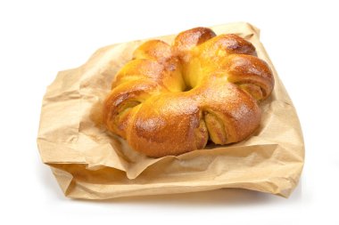 Beyaz arka planda izole edilmiş kağıt üzerinde taze pişmiş hamur işi