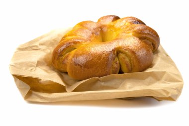 Beyaz arka planda izole edilmiş kağıt üzerinde taze pişmiş hamur işi