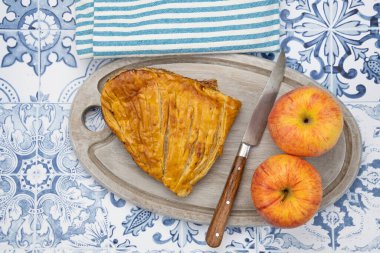 Elmalı turta ve tahtada iki taze elma.