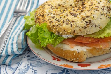 Somon, peynir ve marullu sandviç. 