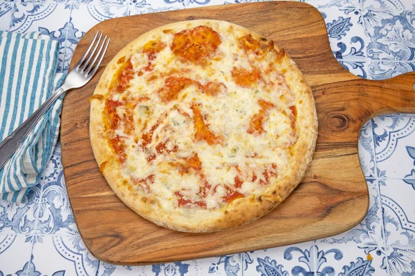 Pizza Italienne Fraîche Entière Avec Des Tomates Sur Une Planche — Photo