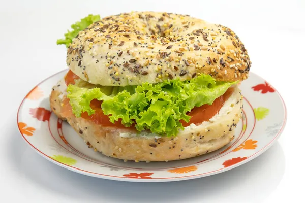 Sandwich Mit Lachs Käse Und Salat — Stockfoto