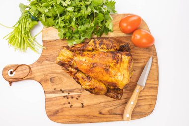 Ahşap tahtada ızgara tavuğun leziz manzarasını kapat.