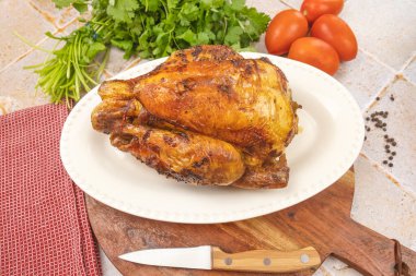 Ahşap tahtada ızgara tavuğun leziz manzarasını kapat.