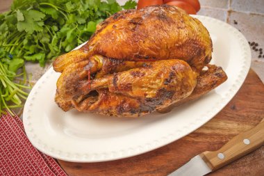 Ahşap tahtada ızgara tavuğun leziz manzarasını kapat.