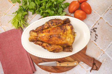 Ahşap tahtada ızgara tavuğun leziz manzarasını kapat.