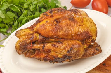 Ahşap tahtada ızgara tavuğun leziz manzarasını kapat.