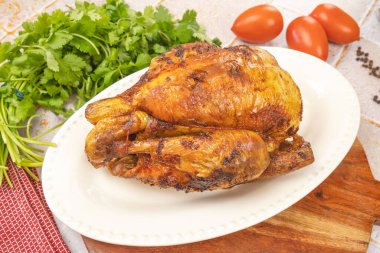 Ahşap tahtada ızgara tavuğun leziz manzarasını kapat.