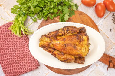 Ahşap tahtada ızgara tavuğun leziz manzarasını kapat.