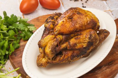 Ahşap tahtada ızgara tavuğun leziz manzarasını kapat.