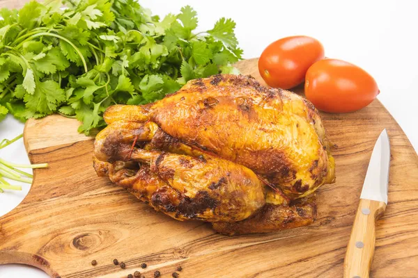 Ahşap tahtada ızgara tavuğun leziz manzarasını kapat.