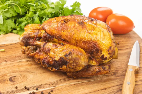 Close View Delicious Whole Grilled Chicken Wood Board — Stok Foto