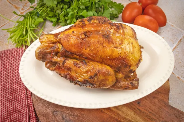 Ahşap tahtada ızgara tavuğun leziz manzarasını kapat.