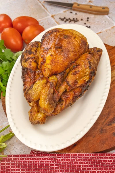 Close View Delicious Whole Grilled Chicken Wood Board — Stok Foto