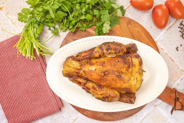 Ahşap tahtada ızgara tavuğun leziz manzarasını kapat.