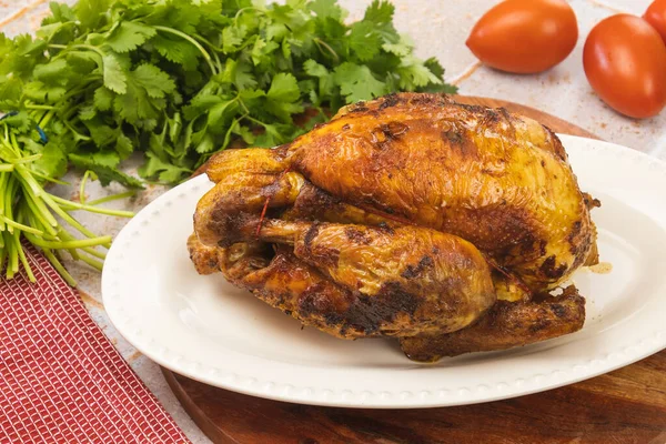 Ahşap tahtada ızgara tavuğun leziz manzarasını kapat.