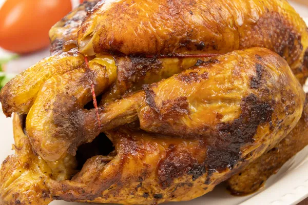 Ahşap tahtada ızgara tavuğun leziz manzarasını kapat.