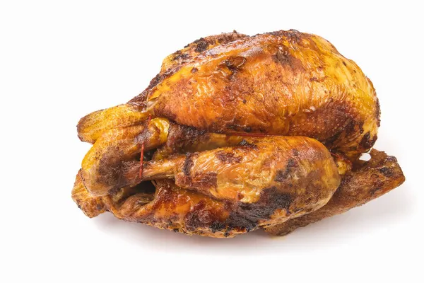 Beyaz arka planda izole edilmiş leziz ızgara tavuk manzarası.