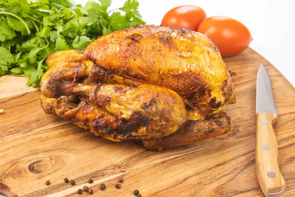 Ahşap tahtada ızgara tavuğun leziz manzarasını kapat.