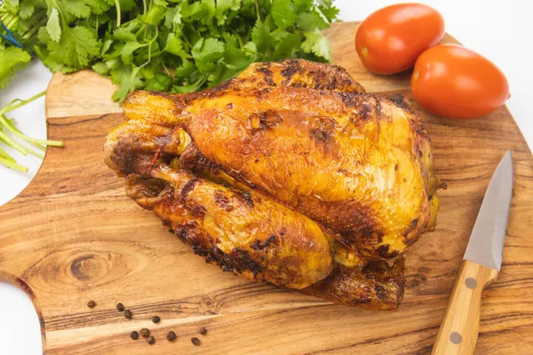 Close View Delicious Whole Grilled Chicken Wood Board — Stok Foto