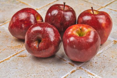 Kırmızı olgun elmalar, yakın plan.