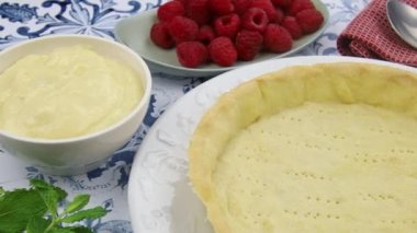 Lezzetli bir ahududu turtası, masada malzemeler. 