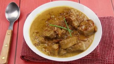 Soğanla pişirilmiş domuz filetosu.