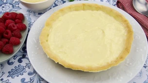 Приготування Смачного Цільного Малинового Пирога Інгредієнти Столі — стокове відео
