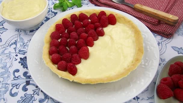 Mano Masculina Decorando Una Deliciosa Tarta Frambuesa Entera — Vídeos de Stock