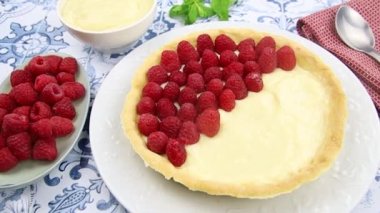 Lezzetli bir ahududu turtası, masada malzemeler. 