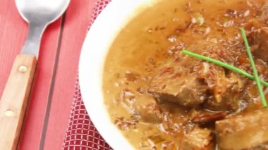 Soğanla pişirilmiş domuz filetosu.