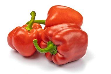 Kırmızı biberler beyaz arkaplanda izole edilmiş.