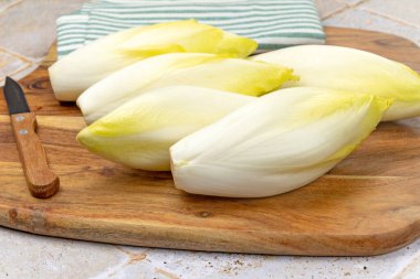 Tahtadaki birkaç çiğ hindiba.