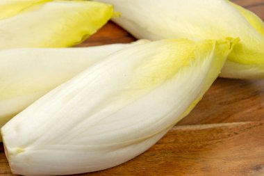 Tahtadaki birkaç çiğ hindiba.