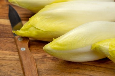 Tahtadaki birkaç çiğ hindiba.