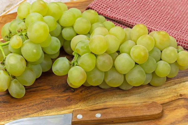 Uvas Verdes Frescas Mesa Madeira — Fotografia de Stock