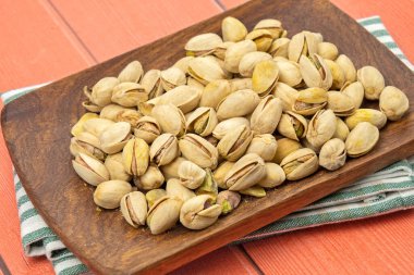 ahşap tahta üzerinde Antep fıstığı