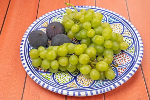 Frische Grüne Trauben Und Feigen Auf Teller Nahaufnahme — Stockfoto