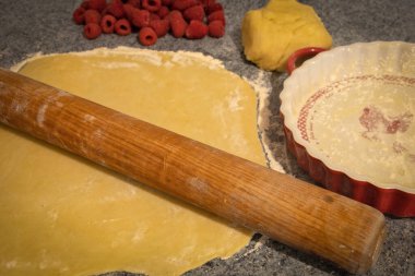 Un, merdane ve malzemelerle pişirmek için ev yapımı hamur.