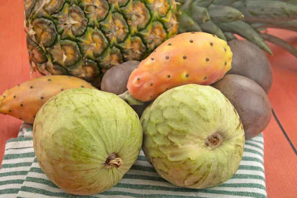 Piña Fresca Frutas Exóticas Sobre Fondo Rojo — Foto de Stock